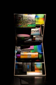 A Glitched Vacation av Paulina Tamara Cid: installasjon med tørkestativ og fargesterke glitchede VHS-bilder